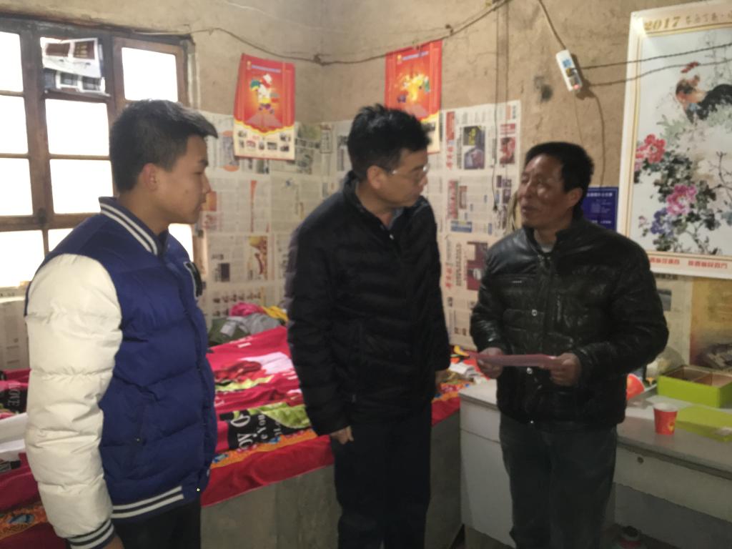 校领导与学生家长亲切交流