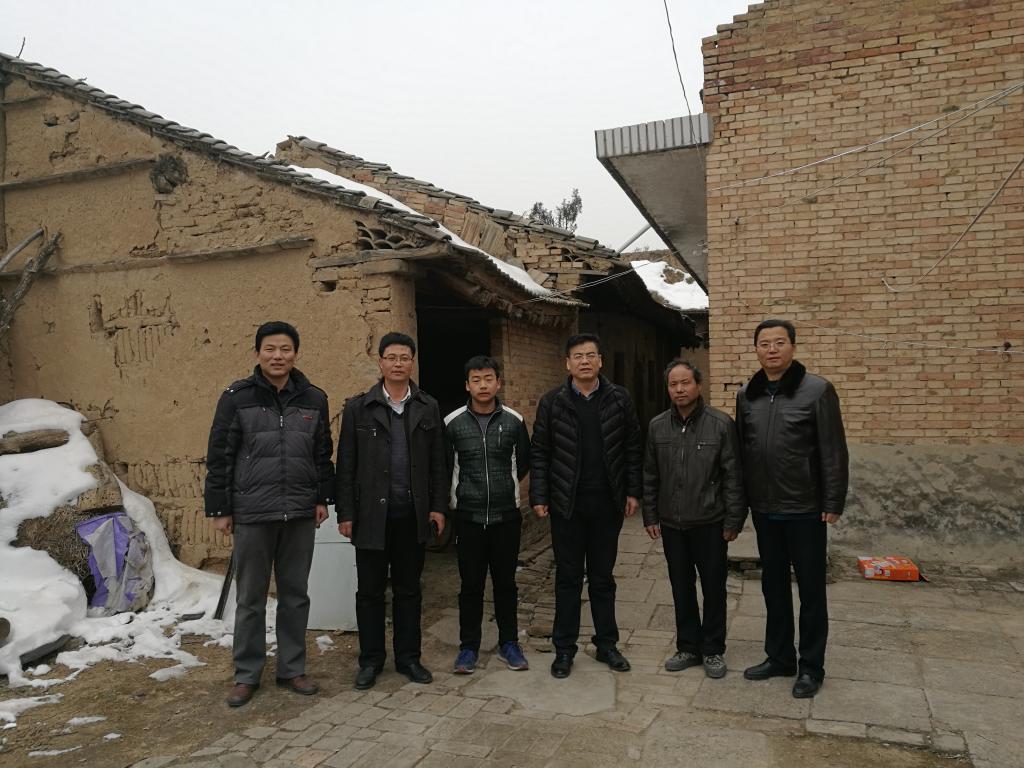 慰问代表与学生合影留念